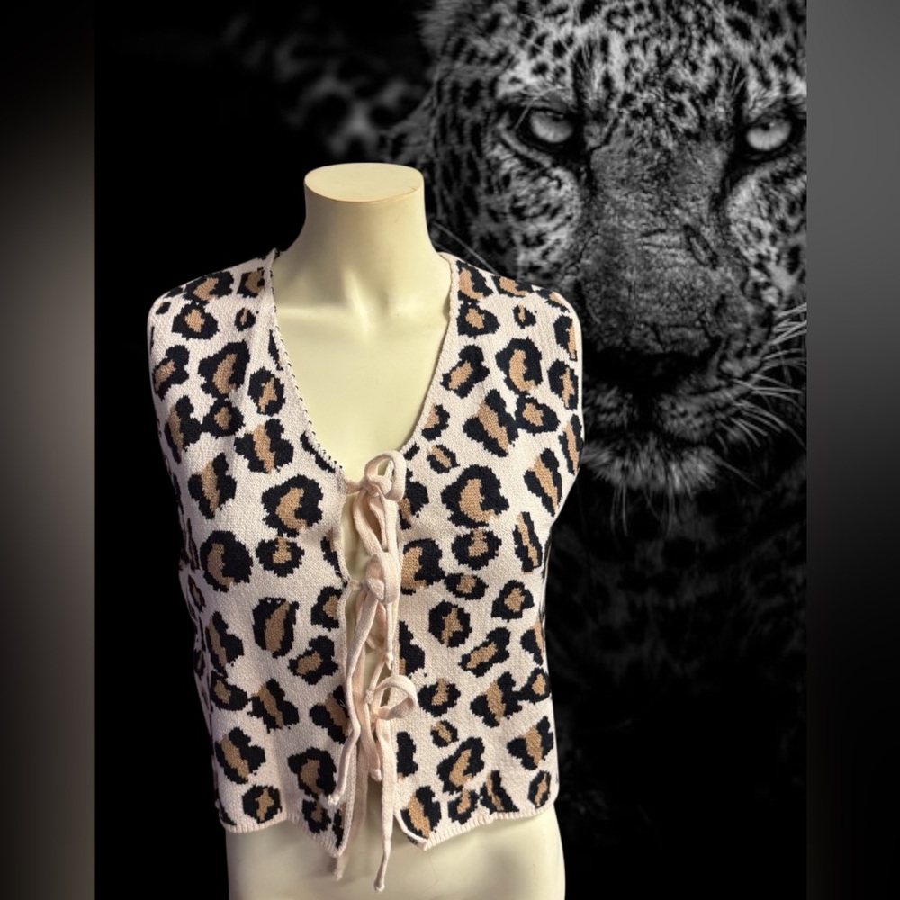Full circle women’s small knit sweater vest open tie front leopard animal print